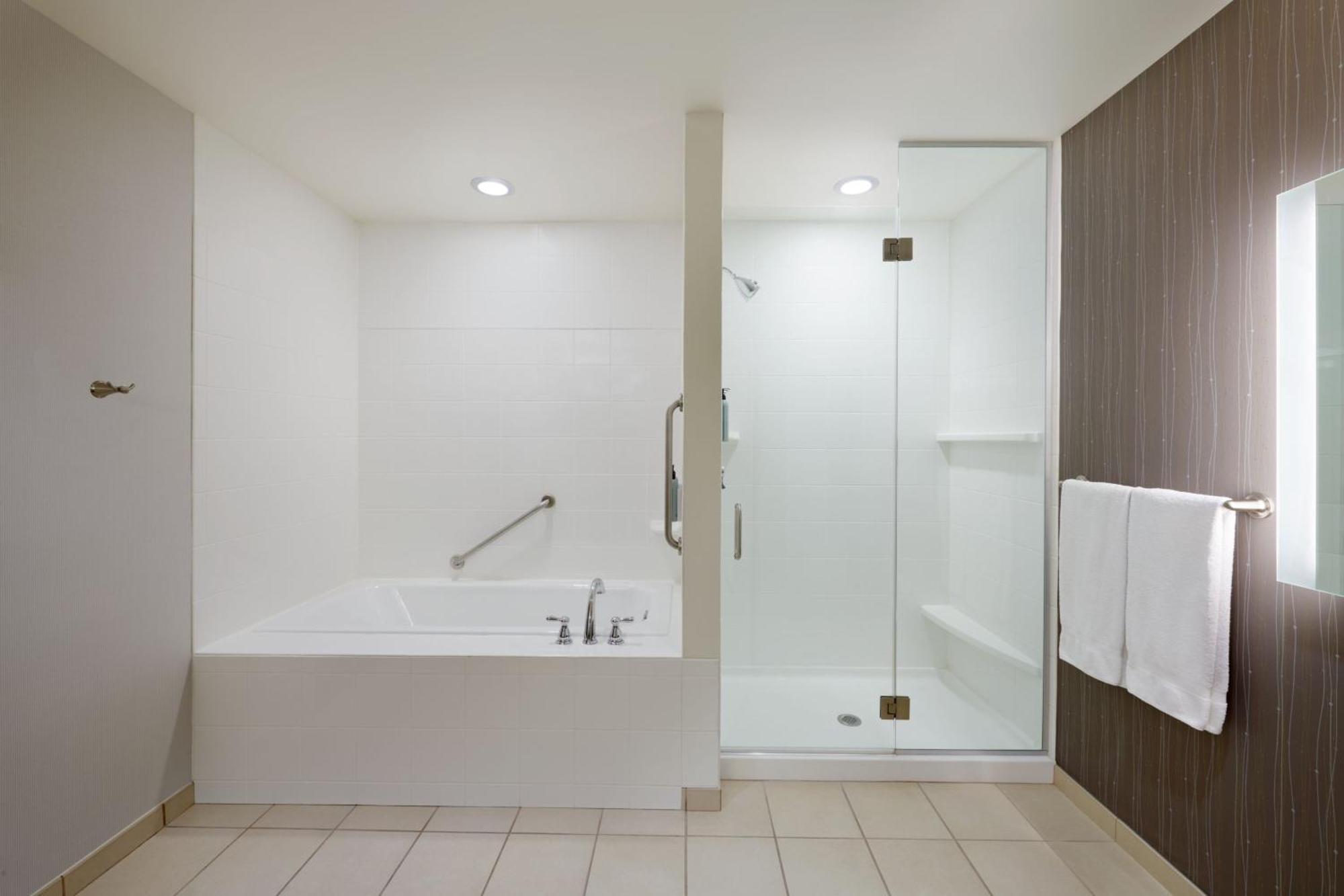Hotel Courtyard By Marriott Ottawa East Exterior foto