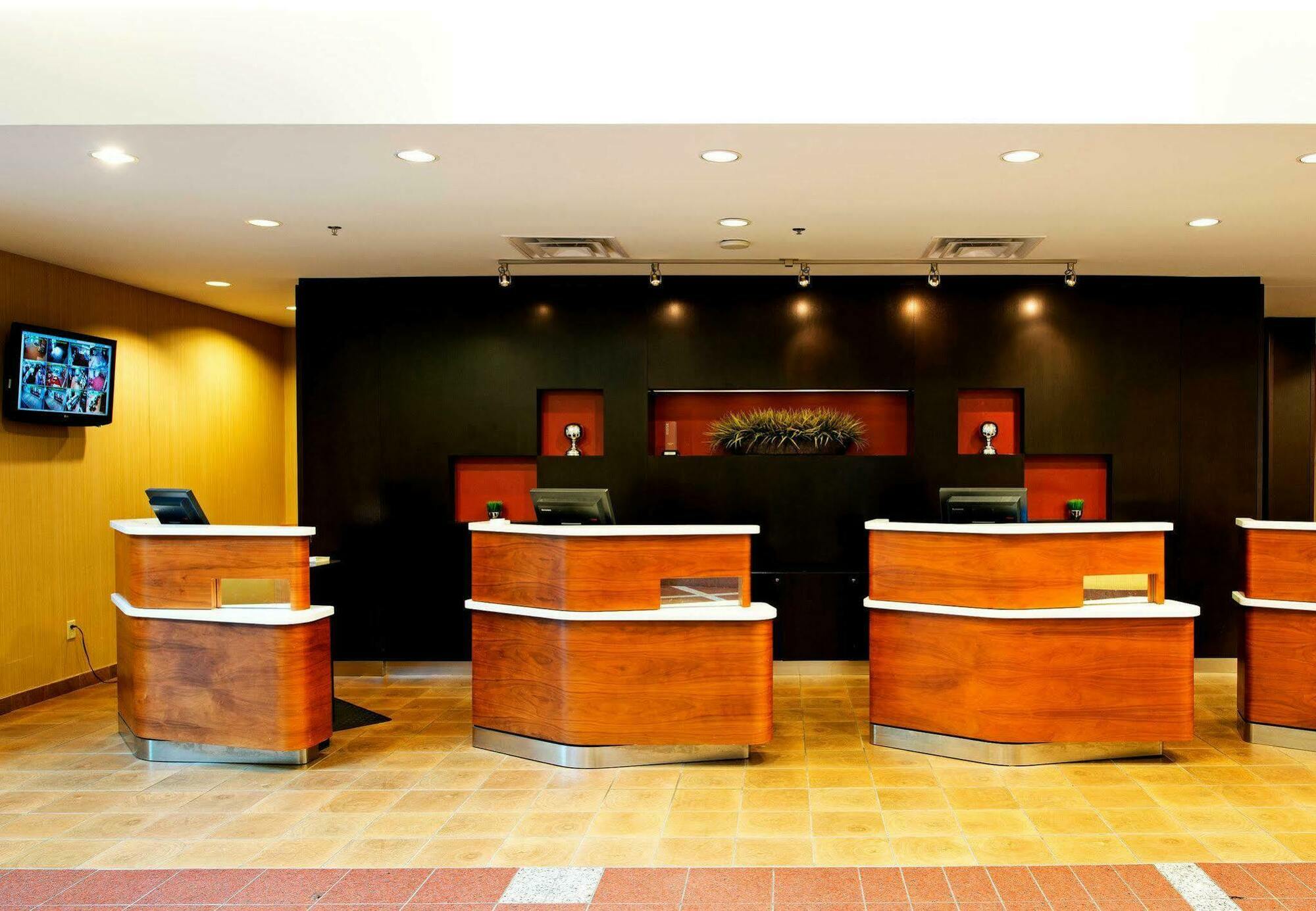 Hotel Courtyard By Marriott Ottawa East Exterior foto